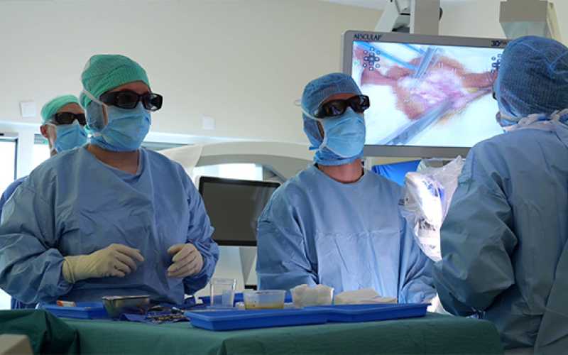 Bloc opératoire de neurochirurgie pédiatrique de l’hôpital Femme Mère Enfant