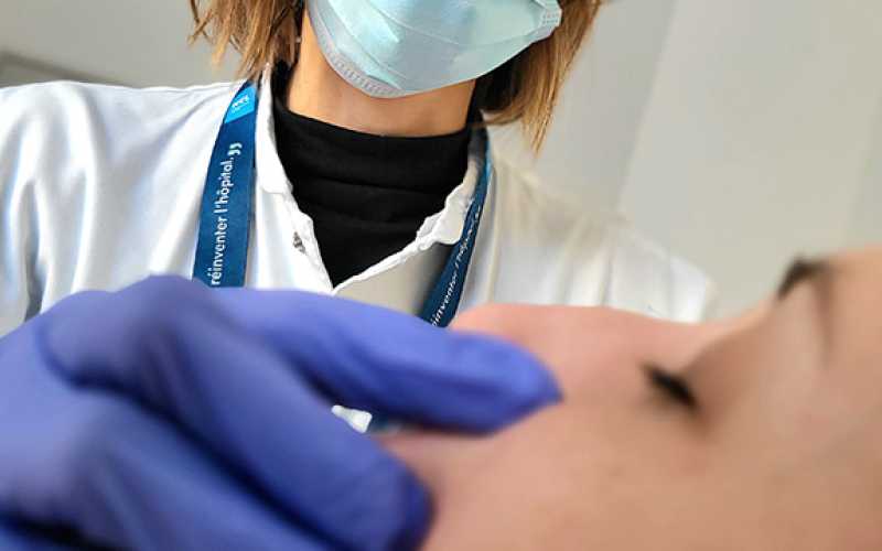 Maquillage correcteur d'une patiente