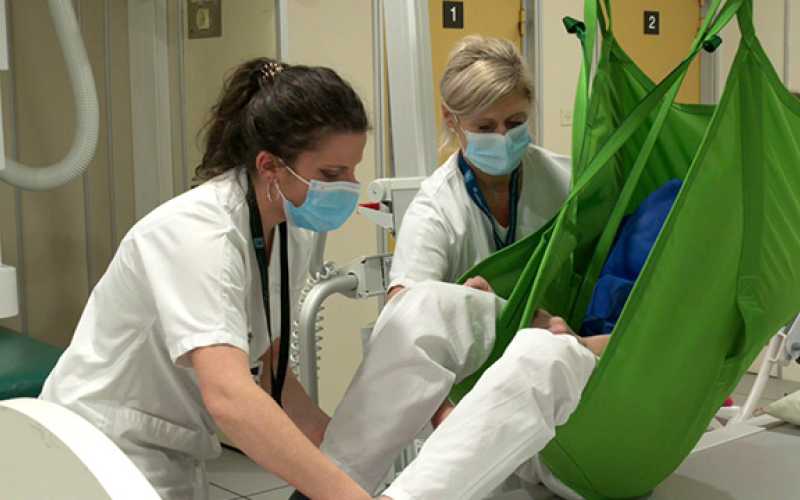 Transfert d'un patient grâce à l'installation sur un lève patient sur rail (LPRP)