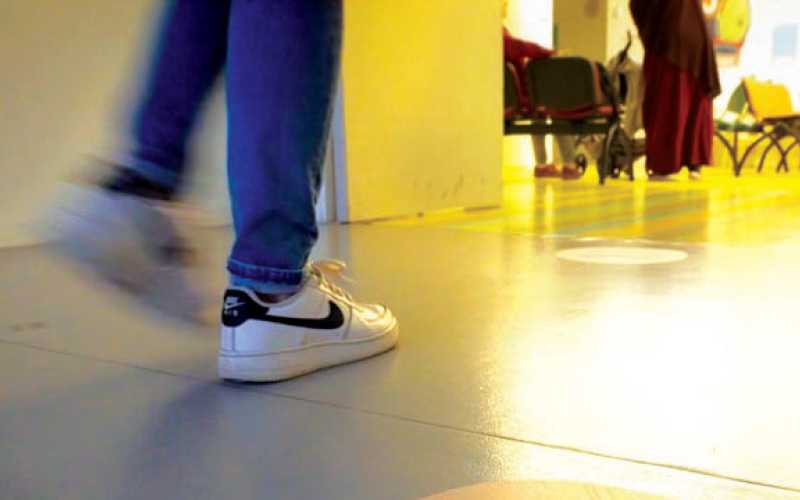 Dans les couloirs de l'UAPED, quelqu'un qui marche