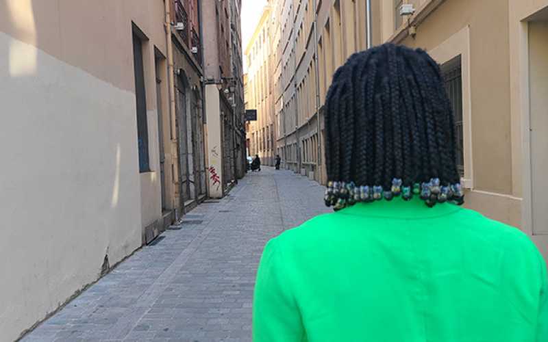 Femme de dos dans la rue