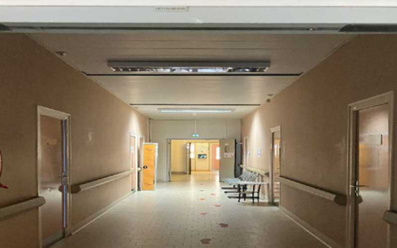 Photographie du couloir de l'hôpital Edouard Herriot faisant l'objet de l'appel à projets artistiques