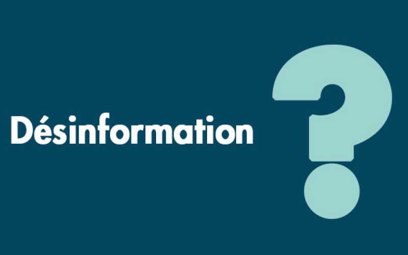 Mot désinformation écrit en blanc sur fond bleu foncé avec un point d'interrogation de couleur vert d'eau