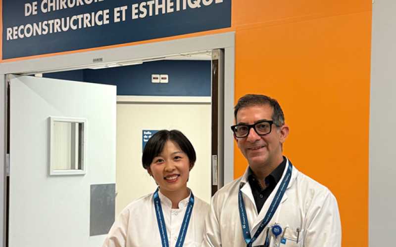 Ran DUAN et Pr MOJALLAL en blouse blanche devant l'entrée du service de l'hôpital de la Croix-Rousse
