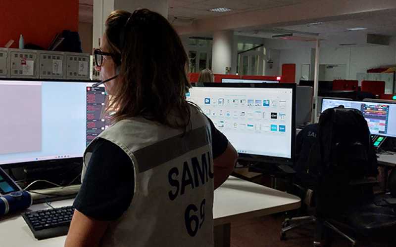 Assistante de régulation médicale du Samu 69 de dos devant les écrans d'ordinateur