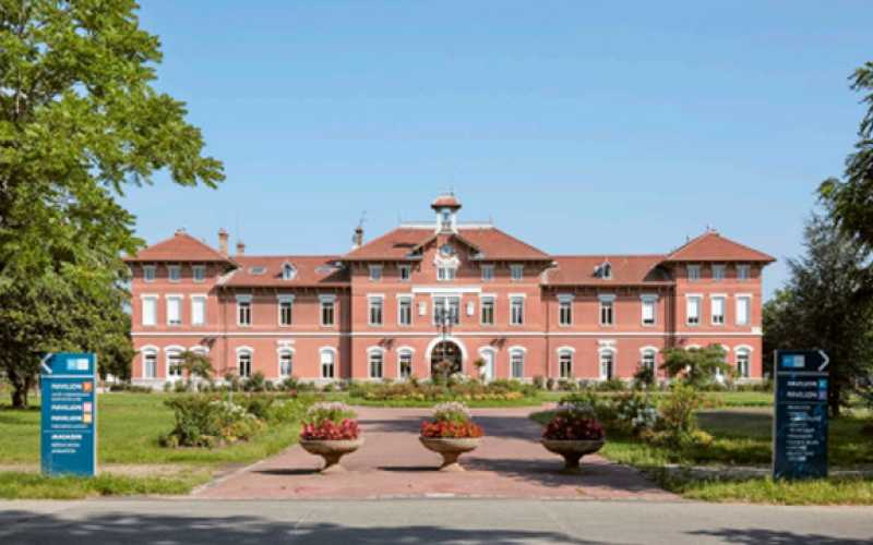 Vue de l'hôpital Pierre Garraud avec jardin et arbres