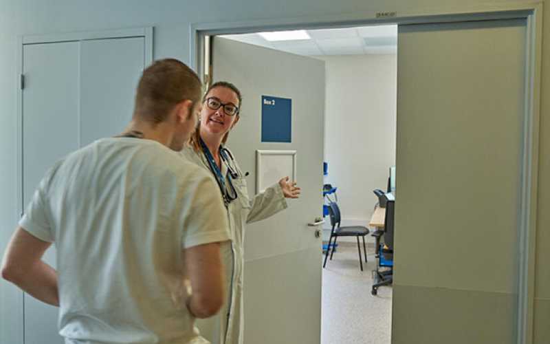 Médecin accueillant un patient