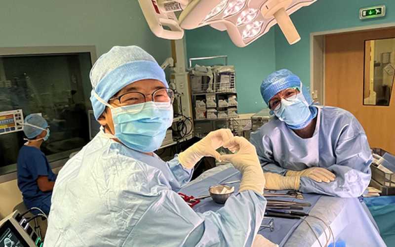 Le Dr XU Shining au bloc opératoire