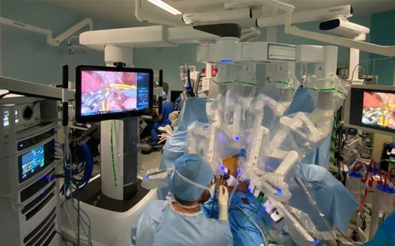 Le robot Da Vinci XI est composé de deux consoles et de quatre bras articulés : trois bras instrumentés et un autre pour l’optique.