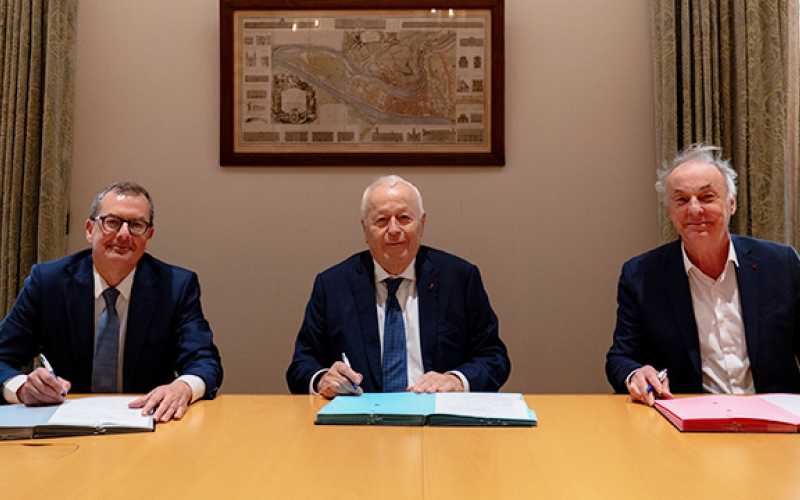 Raymond Le Moign, Alain Mérieux et Pr Bruno LINA assis