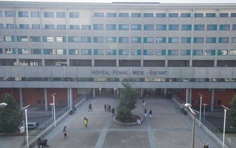 Vue sur le bâtiment et l'entrée de l'hôpital Femme Mère Enfant