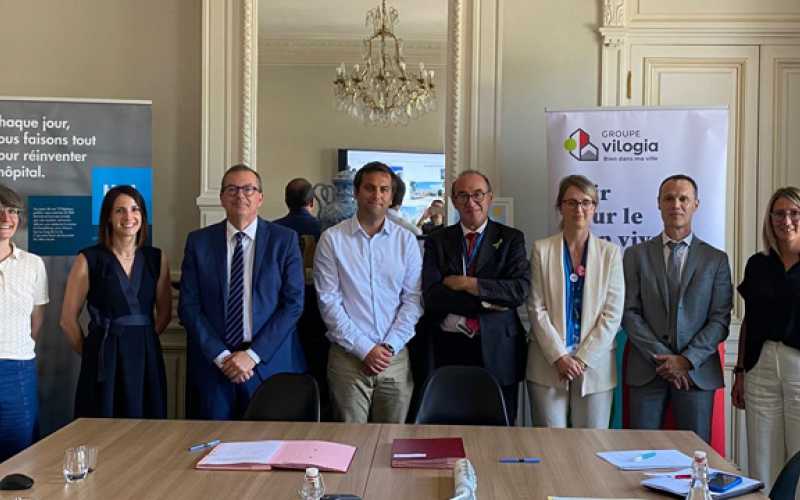 Photo prise lors de la signature du partenariat avec Vilogia le 20 juin 2025