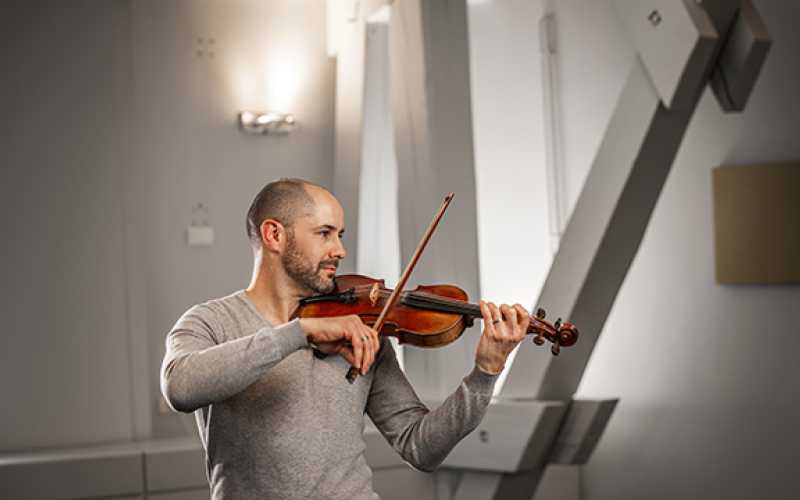 Louis jouant du violon