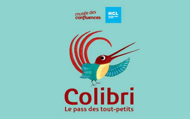 Oiseau sur fond vert-bleu et écrit Colibri, le pass des tout-petits en rouge
