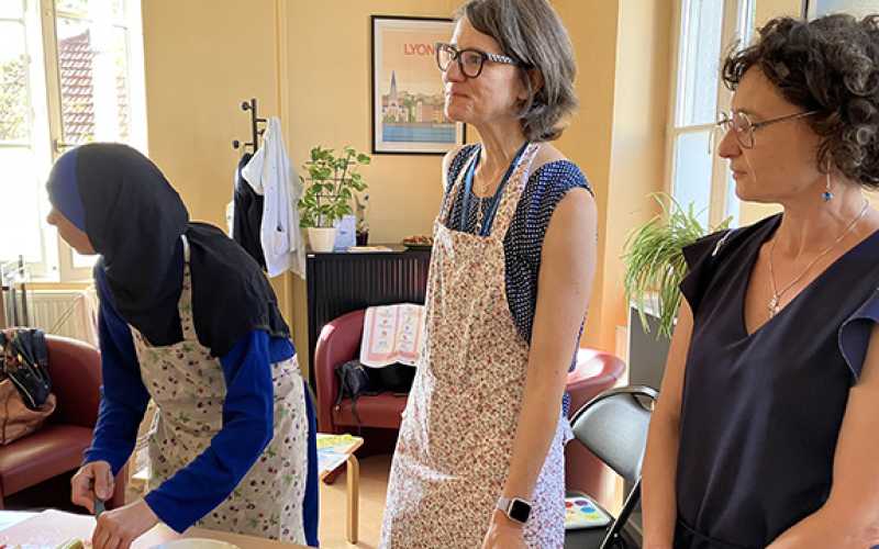 3 personnes debout pendant l'atelier de cuisine