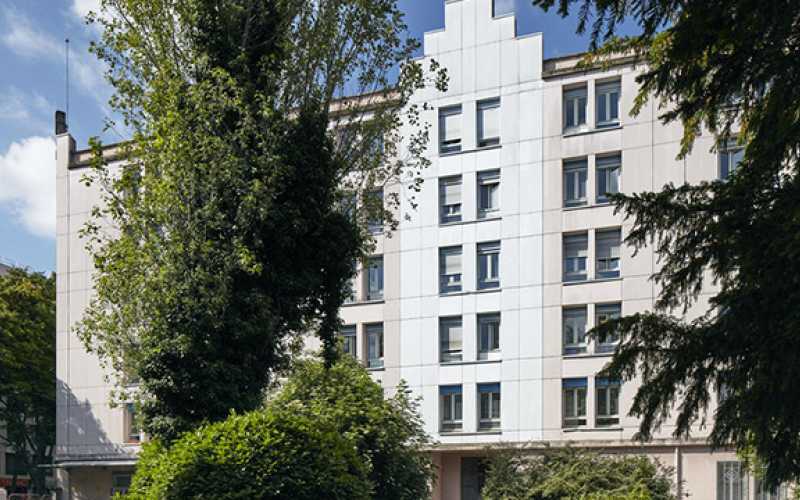 Photo de l'hôpital des Charpennes avec arbres