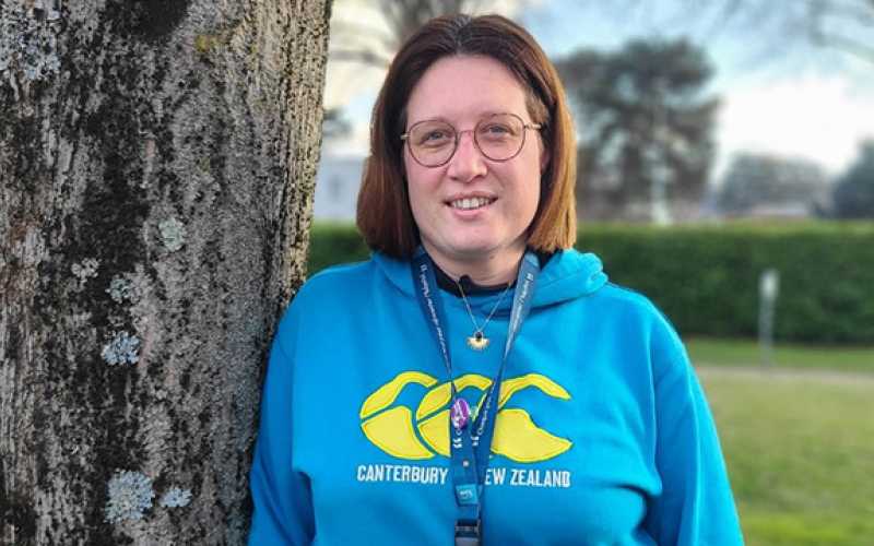 Lauriane Lombardo adossée à un abre avec un sweet bleu