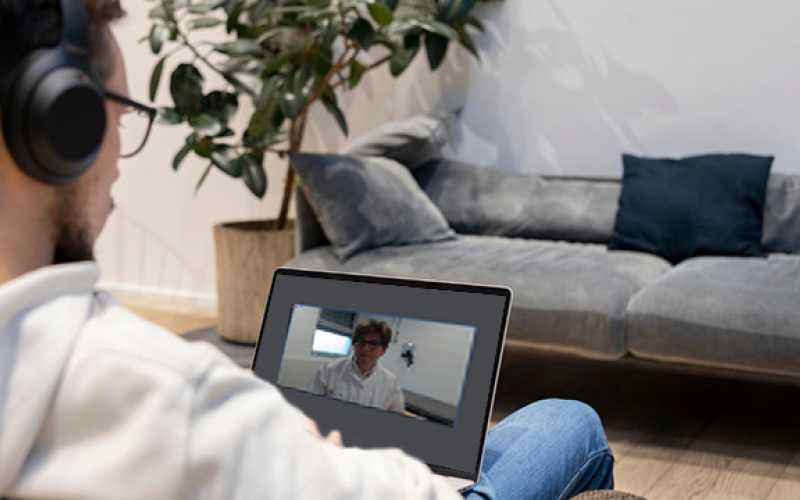 jeune en téléconsultation