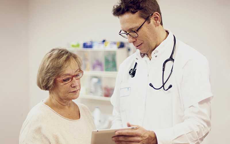 Médecin avec une tablette et sa patiente