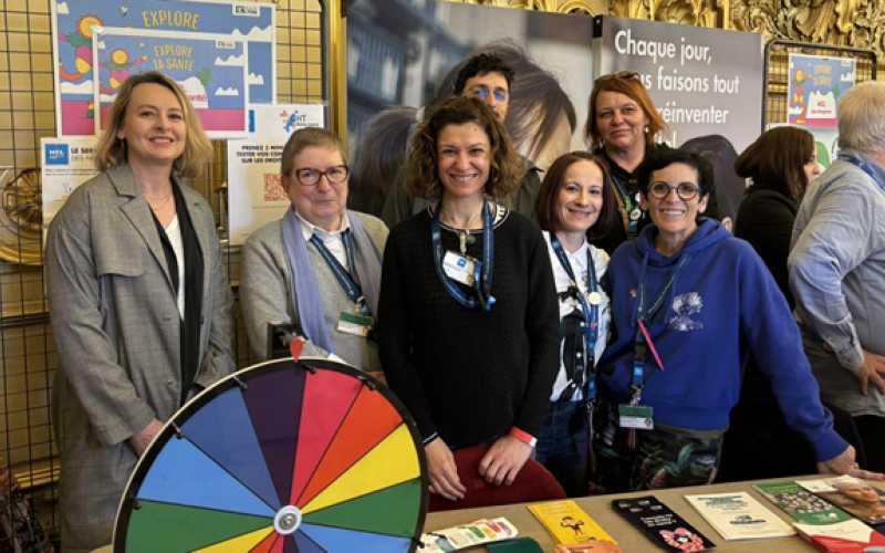 Professionnels HCL devant le stand à l'Hôtel de Ville