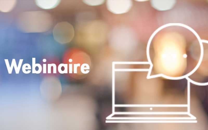 fond flou avec inscription "webinaire" en blanc et un ordinateur et deux bulles de conversation en blanc