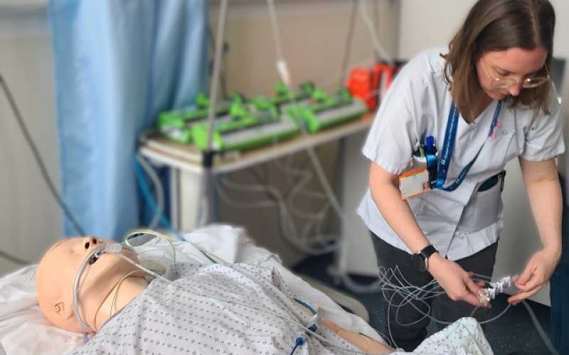 Joanne Talavera, infirmière technique à l'hôpital Édouard Herriot, prépare le mannequin de simulation avant l'arrivée des étudiants, lors de l'exercice Orion jeunesse 2026.