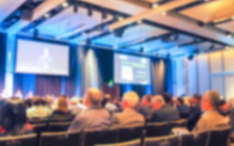 Amphithéâtre colloque avec gens de dos