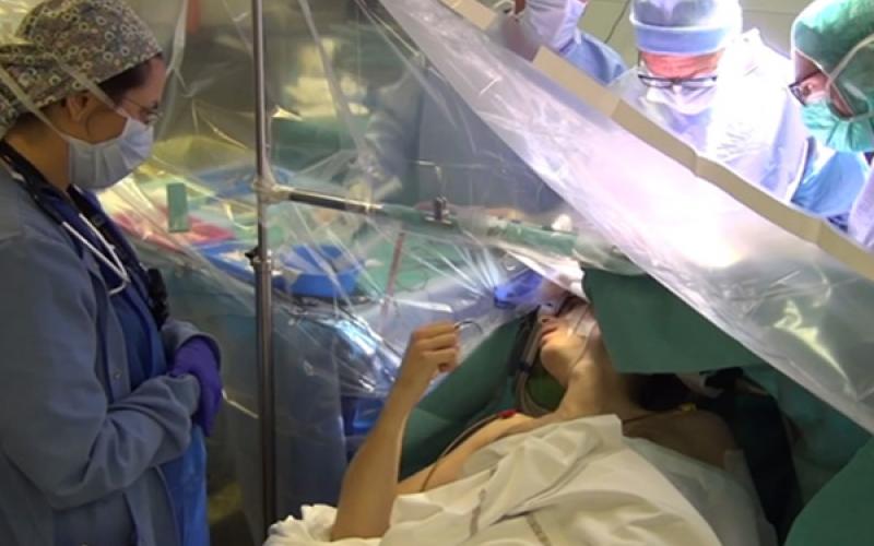 La chirurgie éveillée : quand le patient est acteur de son opération