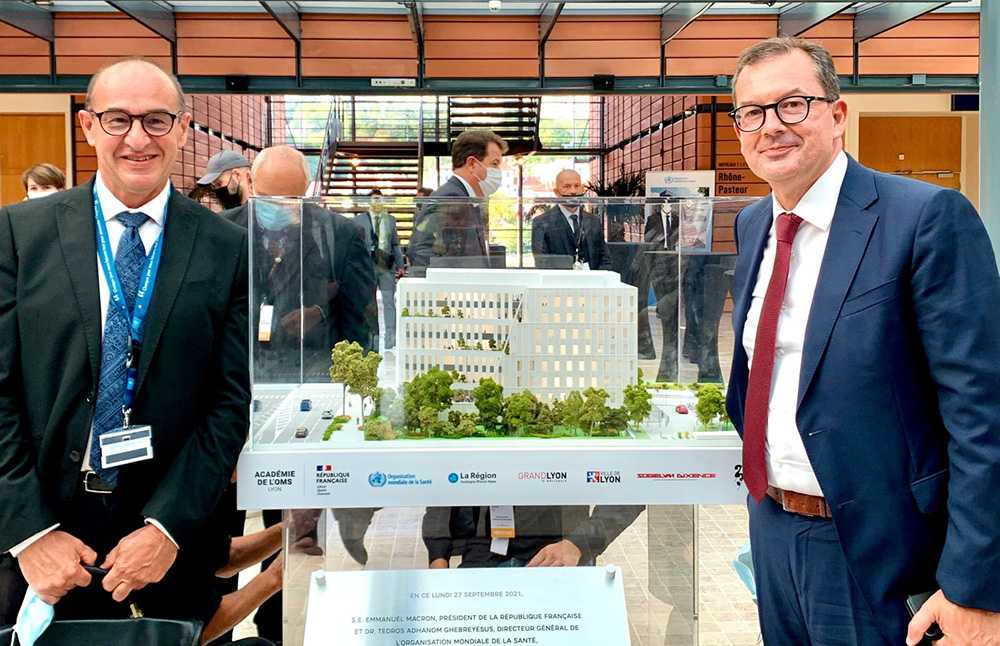 Le Pr Vincent Piriou, président de la CME avec Mr Raymond Le Moign, Directeur Général, devant la maquette de la future Académie de santé.