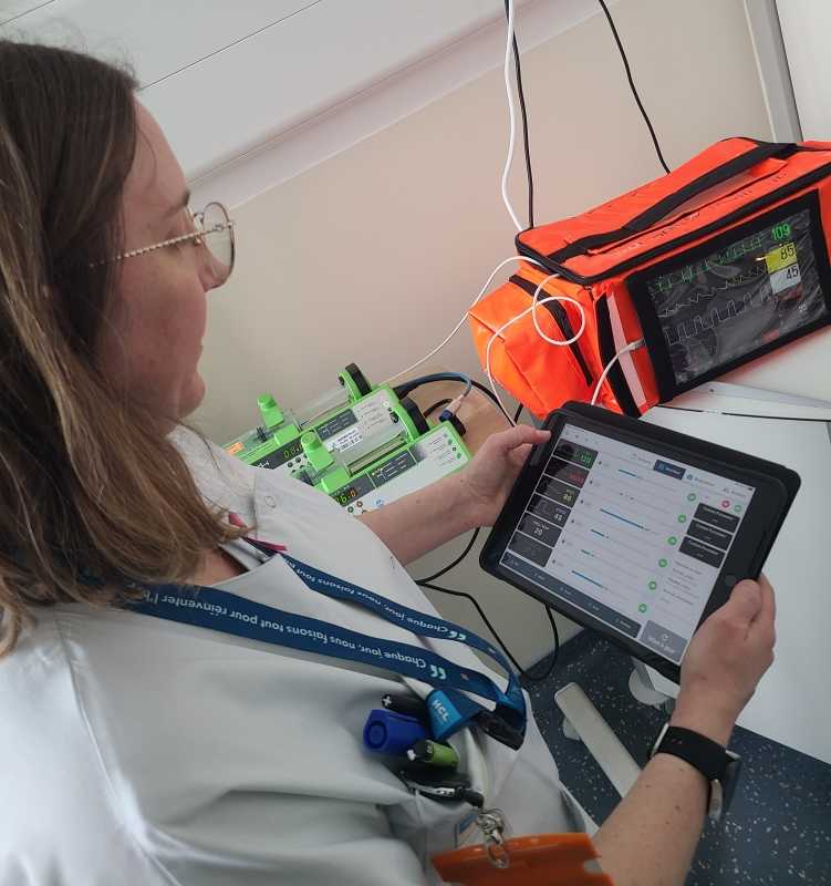 Joanna Talavera pilote avec la tablette les constantes vitales du mannequin de simulation 
