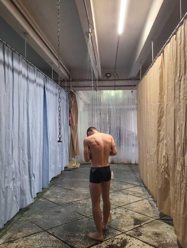 Augustin, étudiant en médecine, sous la douche dans l'unité simulée de décontamination hospitalière