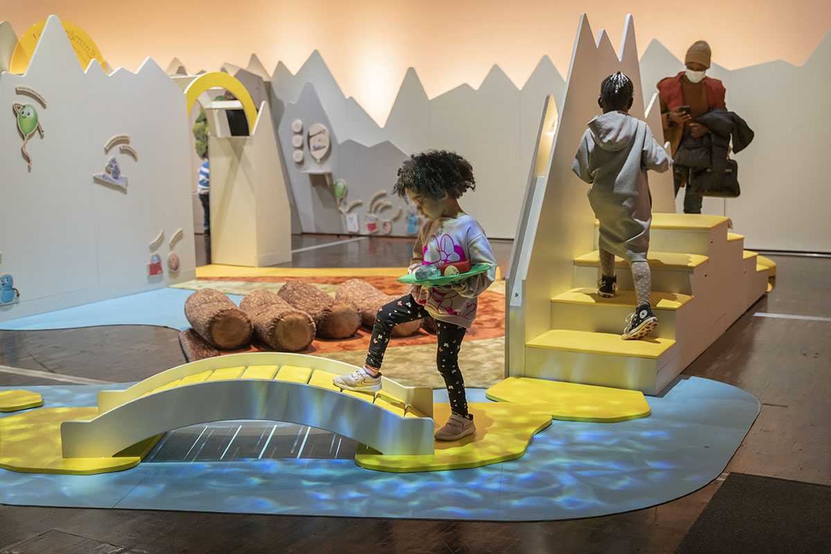 Enfants qui explorent dans le cadre de l'exposition Fragile !