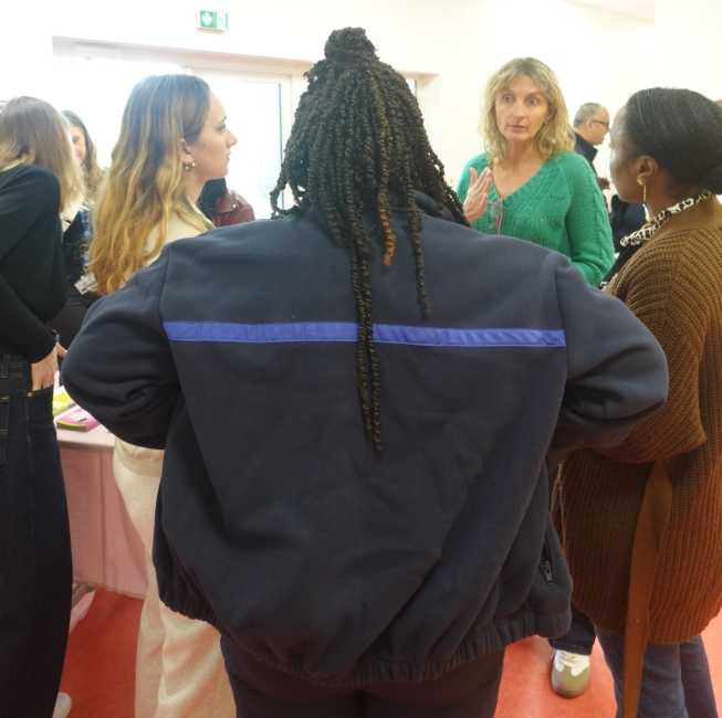 Une surveillante écoute attentivement les conseils des infirmières des HCL