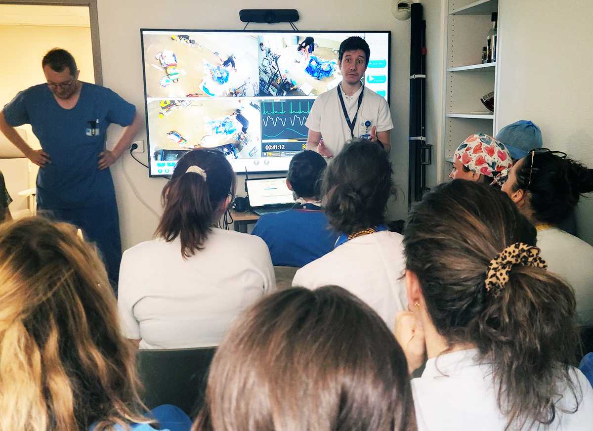 débrief des médecins formateurs après l'exercice de simulation