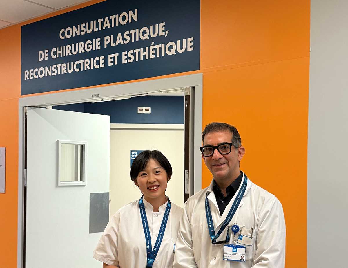 Ran DUAN et Pr MOJALLAL dans le couloir devant l'entrée du service