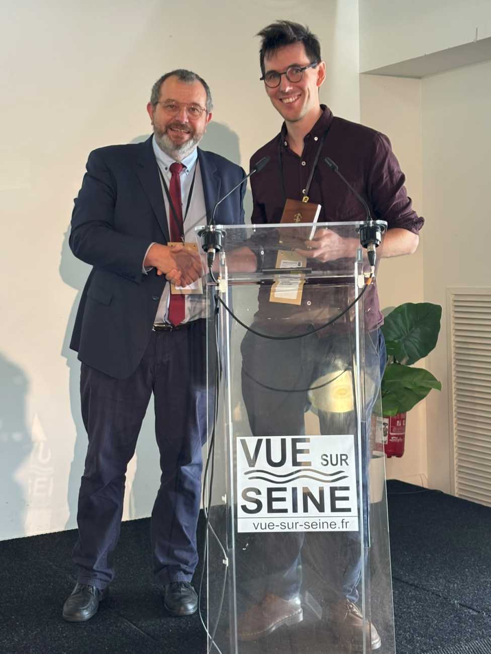 Dr Éric DUMAS, président de la FCM, et le Dr Antoine GARNIER-CRUSSARD lors de la remise du prix
