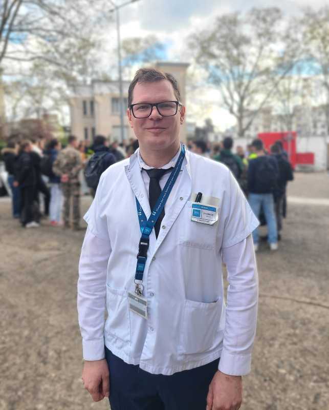Dr Stanislas Abrard lors du débriefing à l'hôpital Édouard Herriot