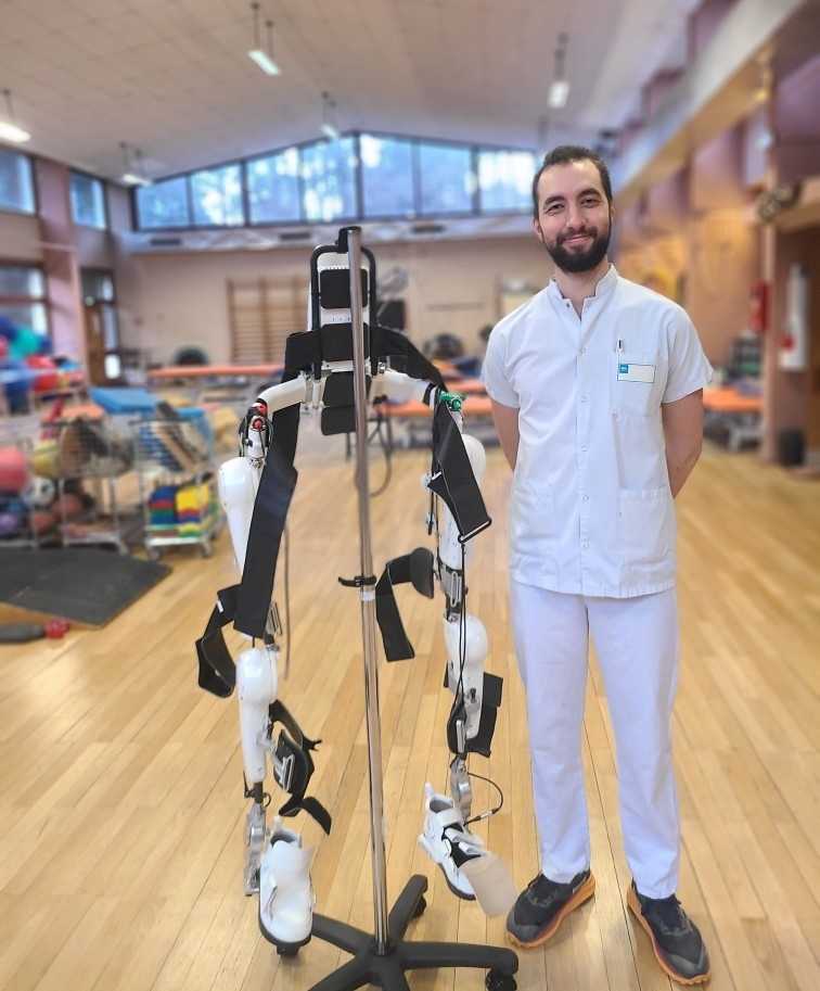 Enguerran Houdry aux côté de l'exosquelette japonais HAL à l'hôpital Henry Gabrielle - HCL
