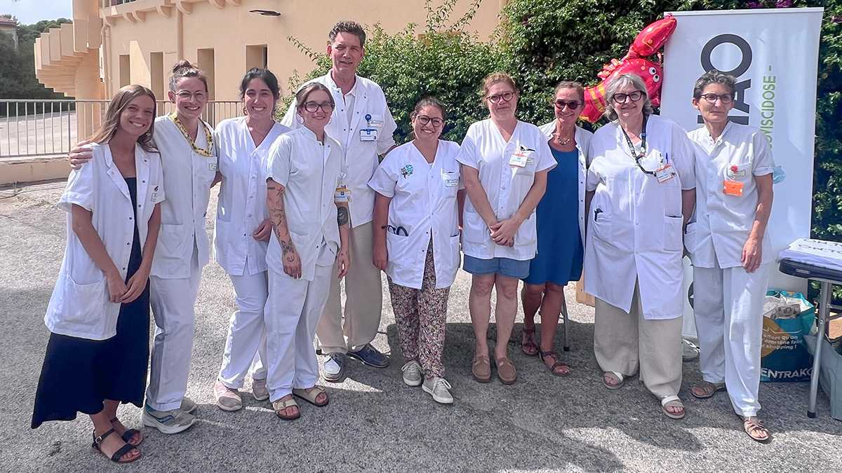 Equipe soignante en blouse blanche en extérieur