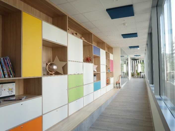 intérieur. Couloir avec de nombreux rangements et décorations.