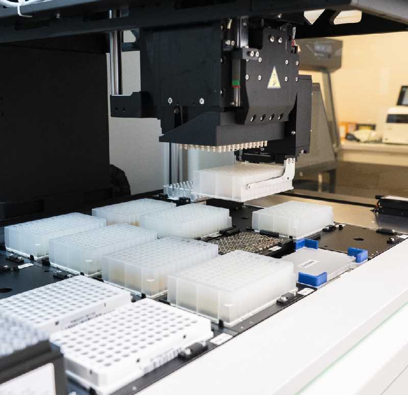 dans un laboratoire, matériel pour l'extraction automatisée des acides nucléiques 