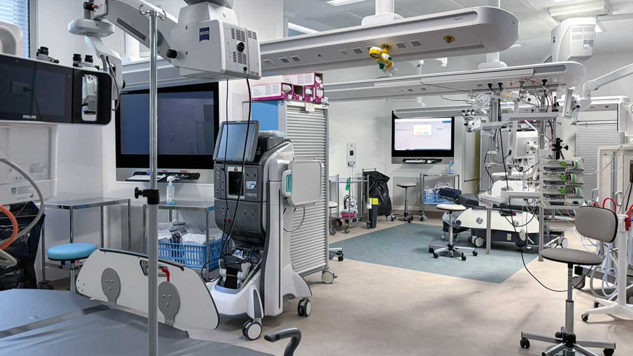 Intérieur lumineux. 2 tables pour les opérations et de nombreux appareils chirurgicaux placés autour. 