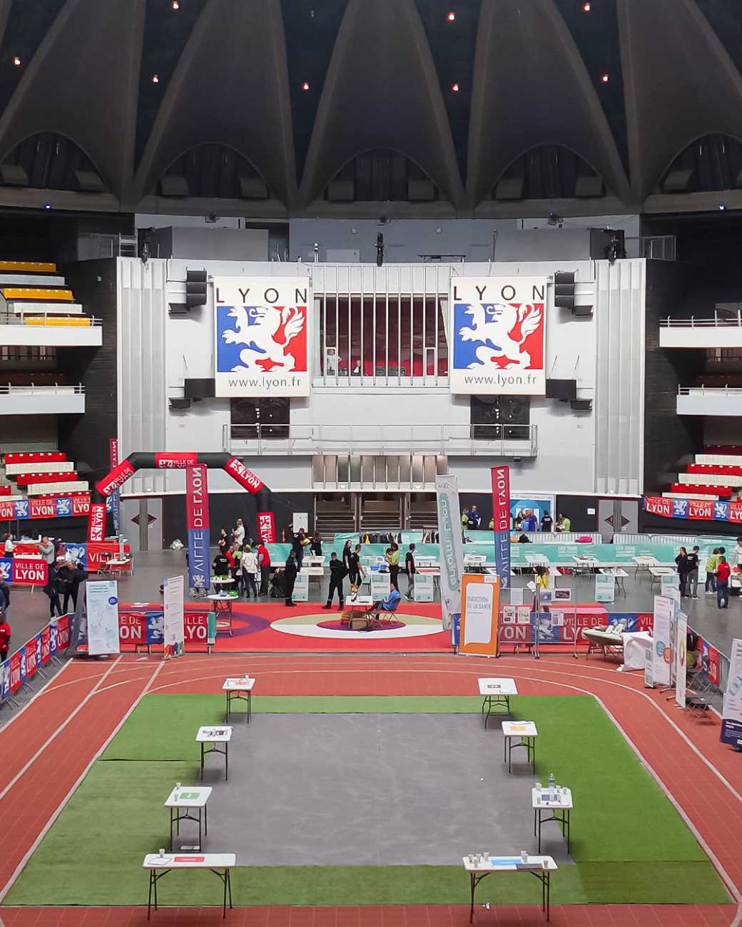vue de l'entrée du palais des sports, à l'intérieur. 