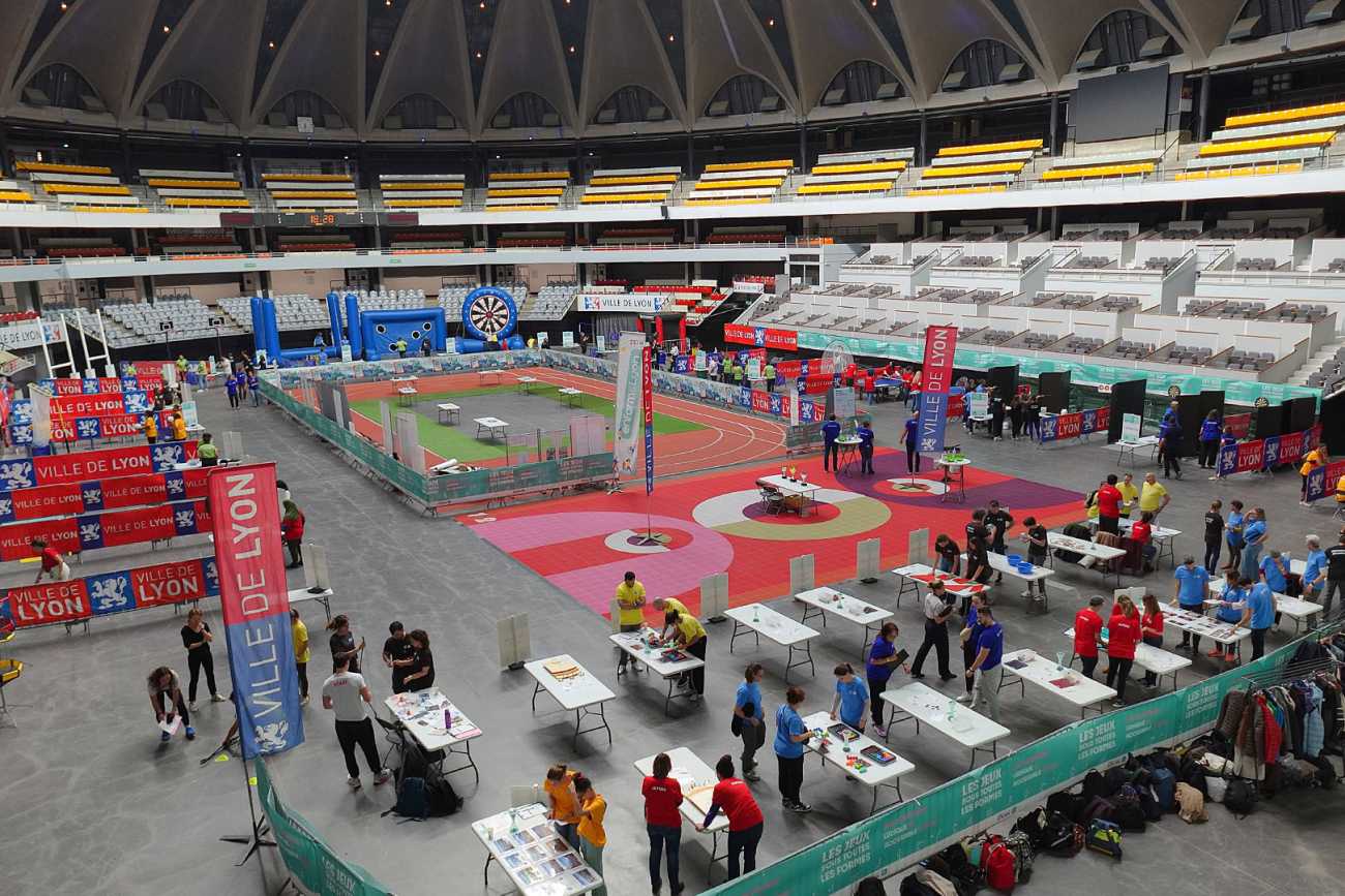 vue de l'intérieur du palais des sports : des tables et des ateliers ont été installés