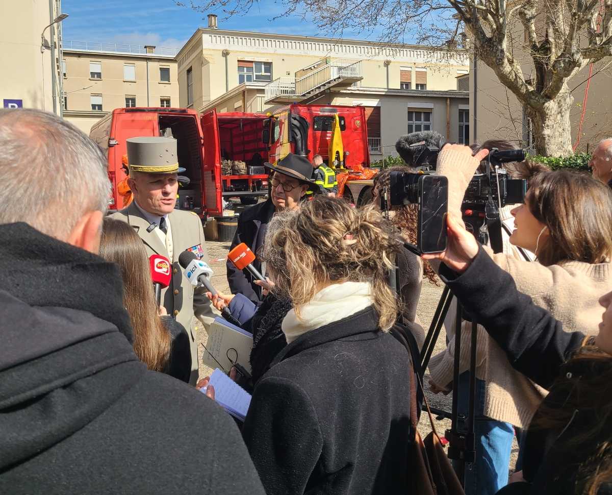 Le Général Alain Lardet, gouverneur militaire de Lyon, répond aux questions des journalistes lors de l'exercice Orion jeunesse 2026, à l'hôpital Édouard Herriot.