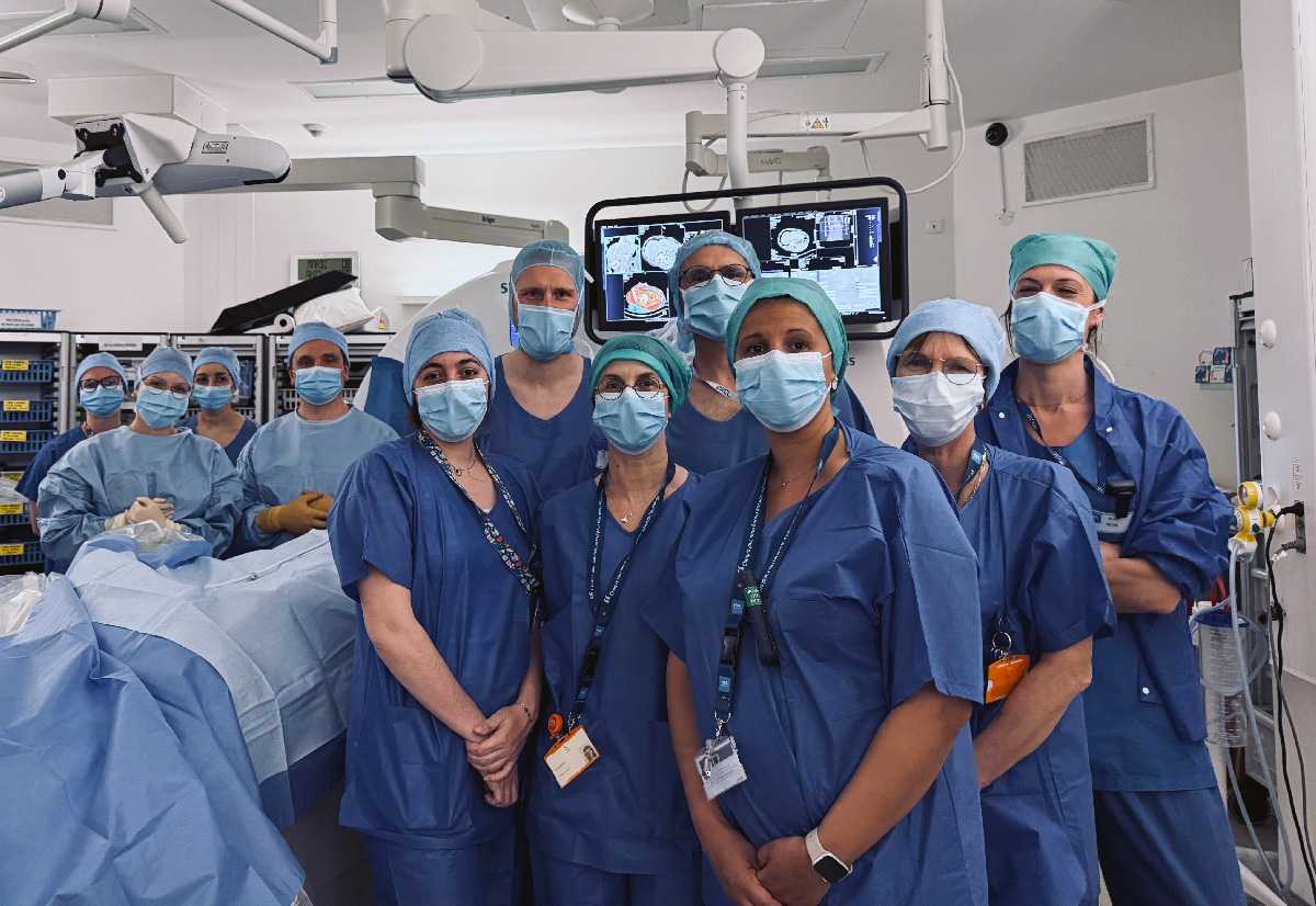 Photo d'équipe de l'UROI dans le bloc opératoire