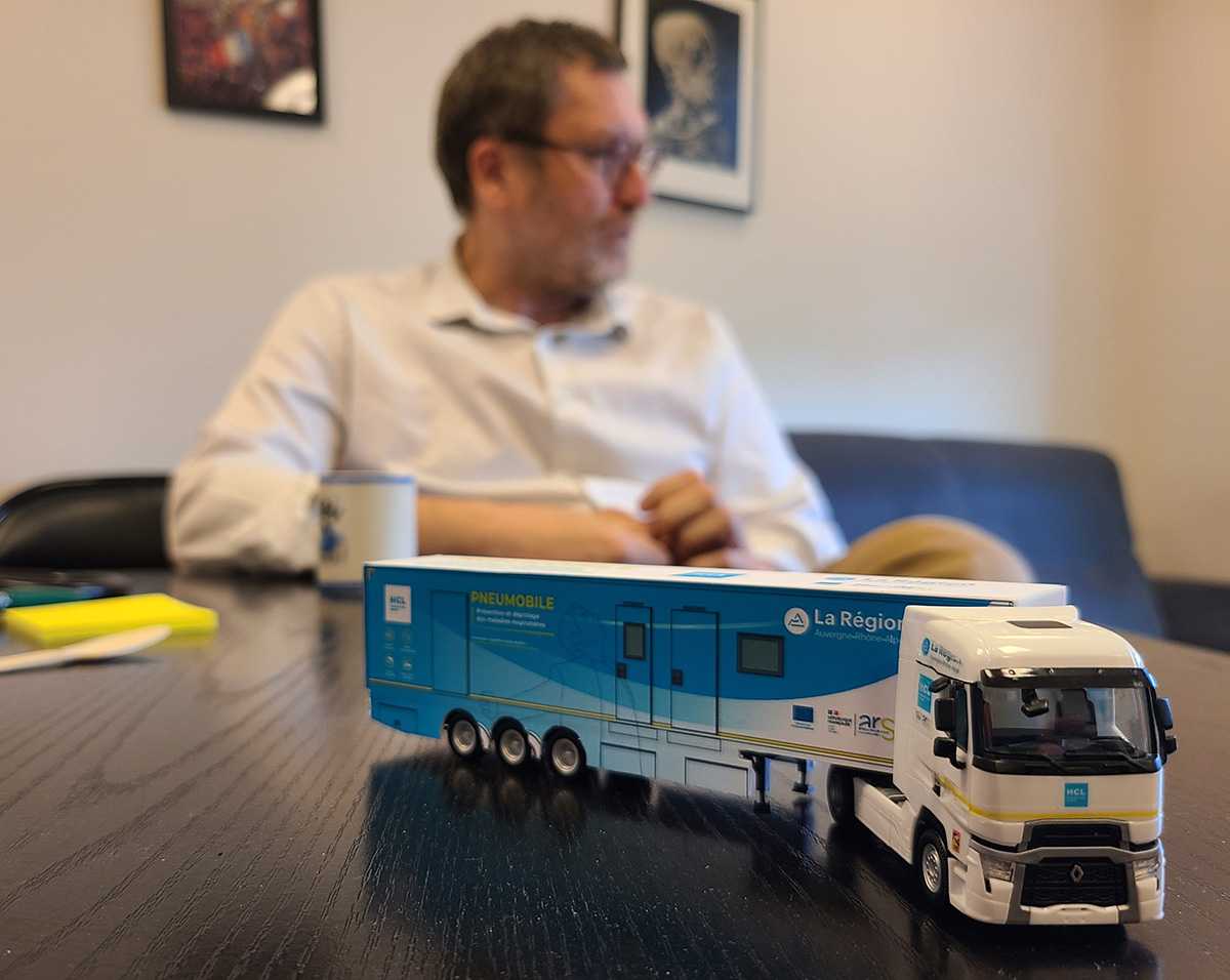 Pr Sébastien Couraud et le camion pneumobile