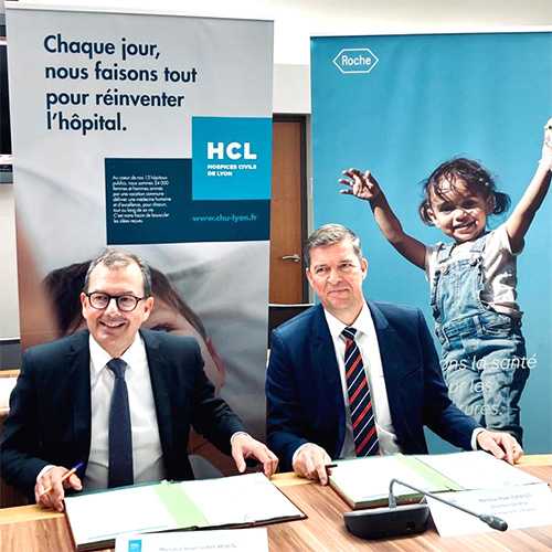 Signature officielle, en présence de Raymond LE MOIGN, Directeur Général des Hospices Civils de Lyon, et de Mark OSEWOLD, Président de Roche Diagnostics France, filiale française de la division diagnostic du Groupe Roche (Suisse)