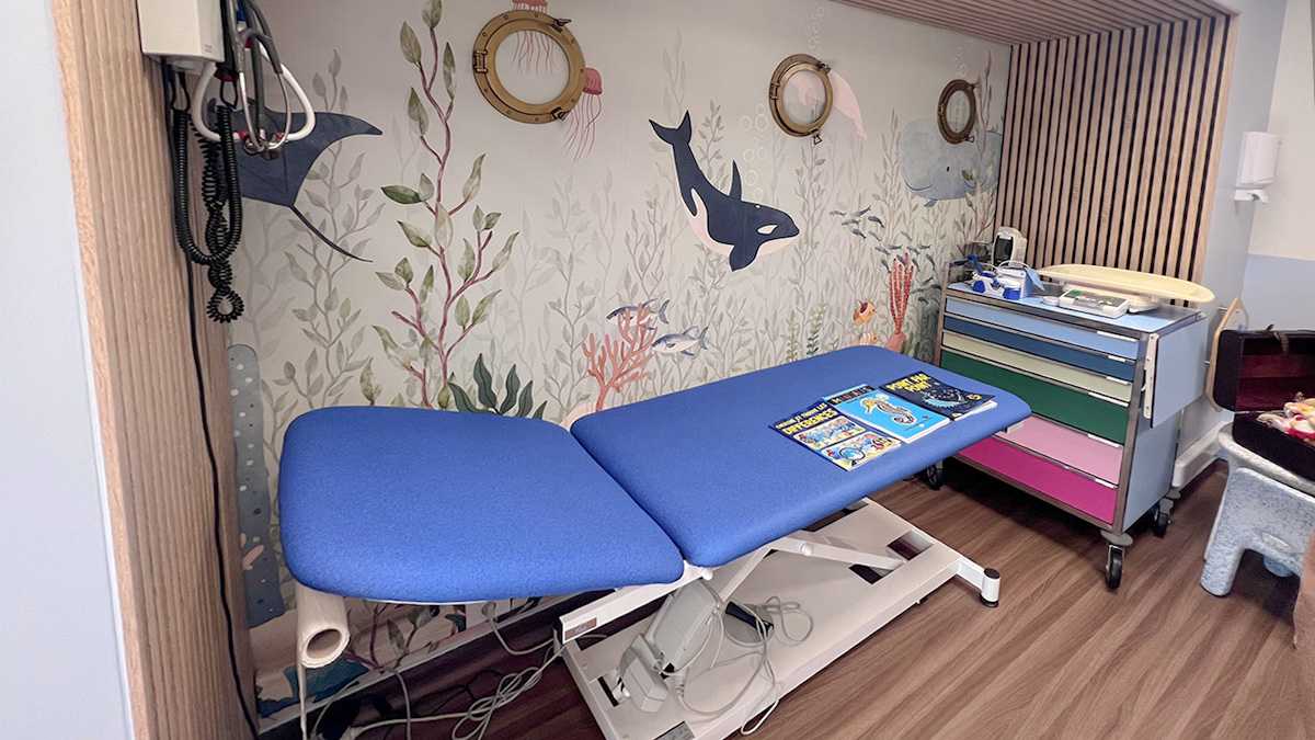 Table de consultation avec fresque marine