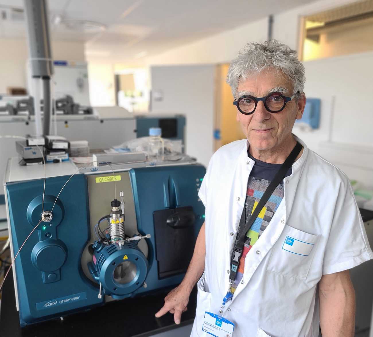 Pr François Vandenesch_à l'arrière-plan, le spectromètre de masse à l'hôpital de la Croix-Rousse